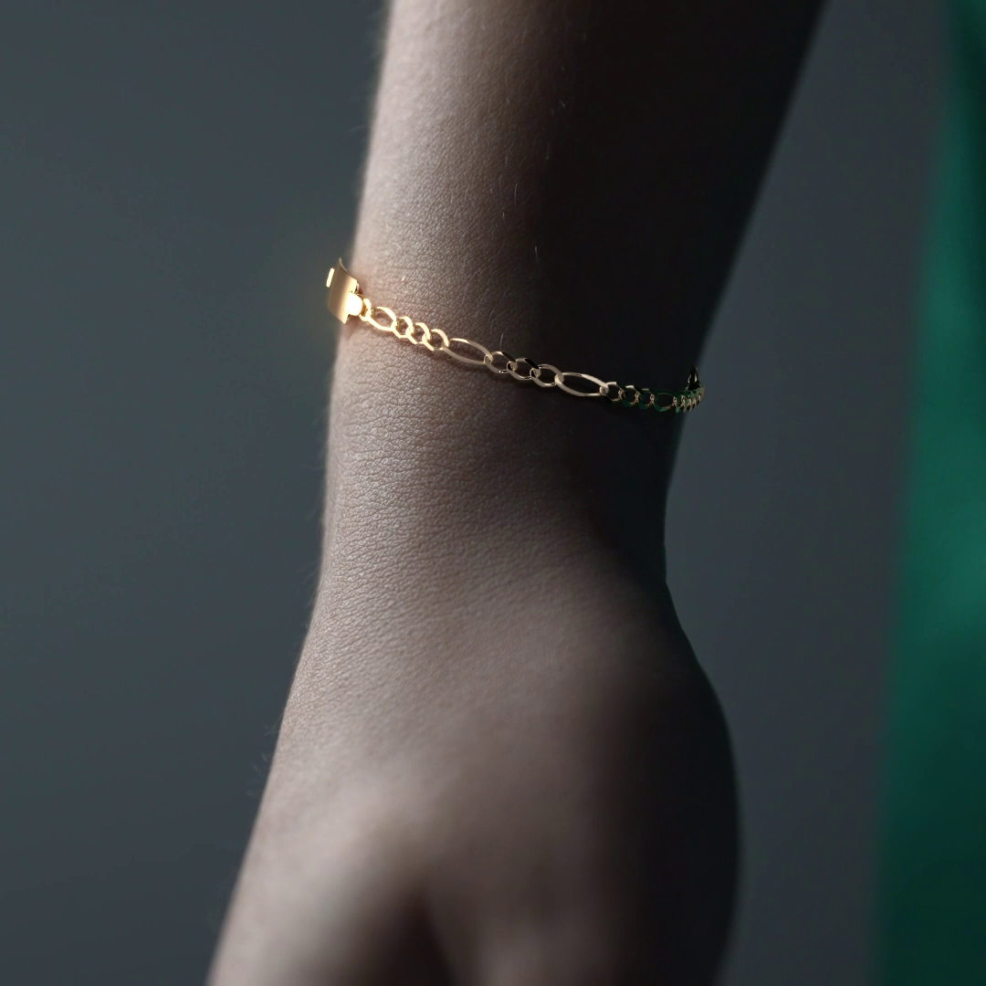 Pulsera Esclava de Oro 10K Estilo Fígaro 3x1 con Placa | Joyería Italiana